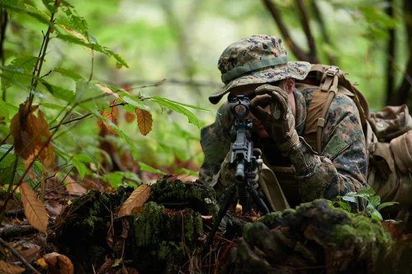 Modern Krigföring Soldat Aktion Som Syftar Till Vapen Lasersikte Optik — Stockfoto