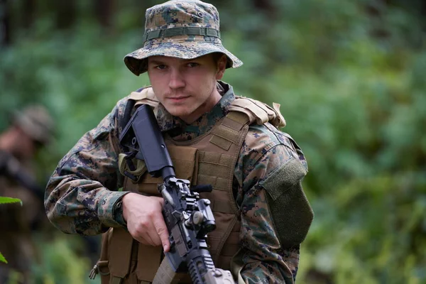 Militair Portret Met Beschermende Leger Tactische Uitrusting Tegen Oude Bakstenen — Stockfoto