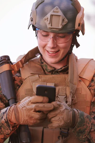 Στρατιώτης Που Χρησιμοποιεί Έξυπνο Τηλέφωνο Για Επικοινωνήσετε Την Οικογένεια Φίλη — Φωτογραφία Αρχείου