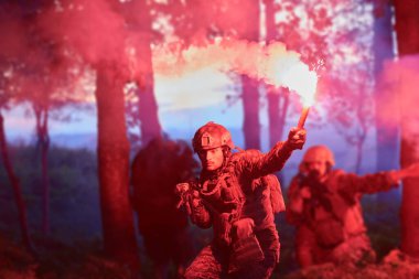 Askerler gece görevi militer konsepti üzerinde çalışıyor.