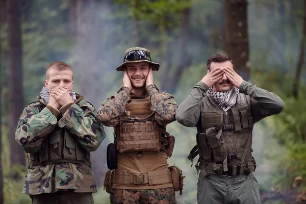 Gruppe Von Soldaten Auf Der Gegenseite Feiert Den Frieden Nach — Stockfoto