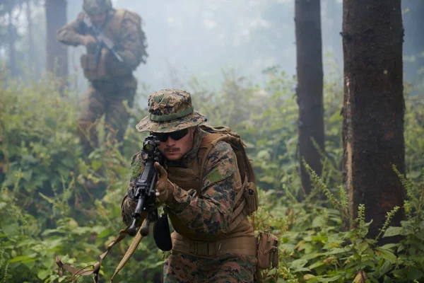 Escuadrón Soldados Guerra Moderna Corriendo Como Equipo Formación Batalla —  Fotos de Stock