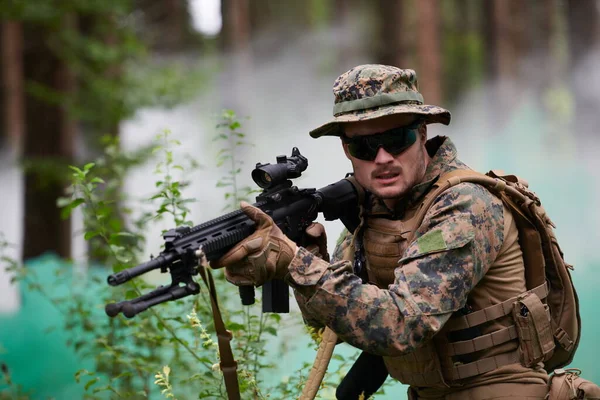 Soldado Guerra Moderna Acción Apuntando Óptica Láser Arma Posición Combate — Foto de Stock
