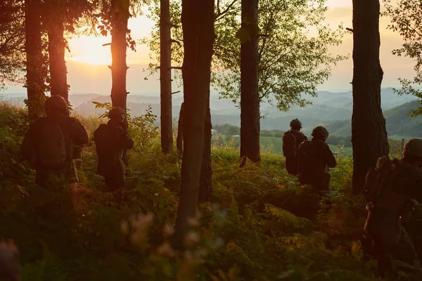 Askerler Gece Görevi Militer Konsepti Üzerinde Çalışıyor — Stok fotoğraf