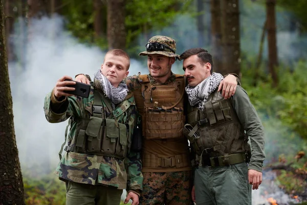 Équipe Soldats Terroristes Prenant Selfie Avec Smartphone Dans Forêt — Photo