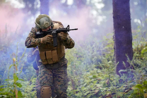 Soldado Guerra Moderna Acción Apuntando Óptica Láser Arma Posición Combate —  Fotos de Stock