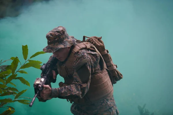 Soldado Guerra Moderna Acción Apuntando Óptica Láser Arma Posición Combate — Foto de Stock