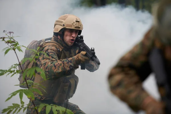 Soldado Guerra Moderna Acción Apuntando Óptica Láser Arma Posición Combate — Foto de Stock