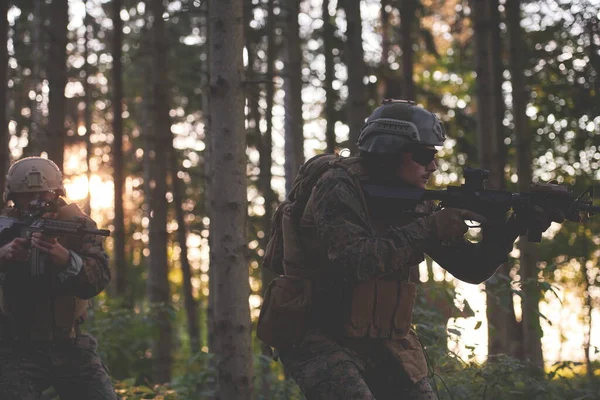 Escuadrón Soldados Guerra Moderna Corriendo Como Equipo Formación Batalla — Foto de Stock