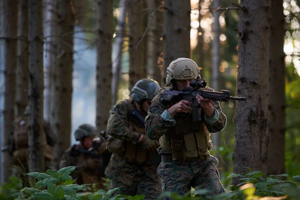 Загін Сучасних Воїнів Біжить Команда Бойовому Формуванні — стокове фото