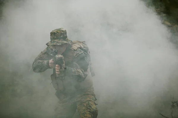 Çağdaş Savaş Askeri Çarpışma Pozisyonunda Lazer Görüş Optiği Hedeflerken Savaşta — Stok fotoğraf