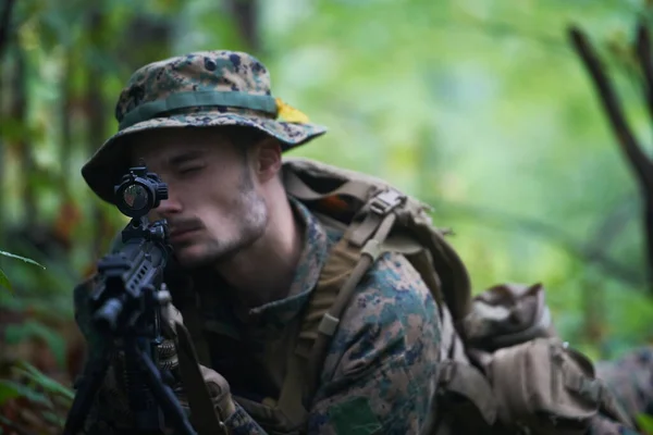 Soldado Guerra Moderna Acción Apuntando Óptica Láser Arma Posición Combate — Foto de Stock