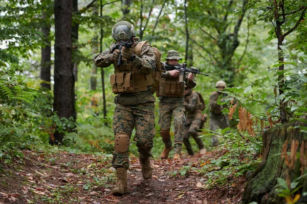 Загін Сучасних Воїнів Біжить Команда Бойовому Формуванні — стокове фото