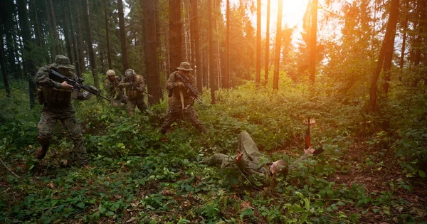 Moderne Oorlogsvoering Mariniers Vangen Levende Terroristische Soldaat Bosaanval — Stockfoto