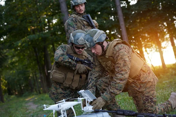 Współcześni Żołnierze Wojenni Używają Drona Zwiadu Obserwacji Podczas Operacji Wojskowej — Zdjęcie stockowe