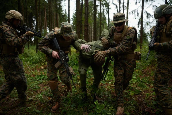 Nowoczesni Żołnierze Wojenni Chwytają Żywego Terrorystę Podczas Nalotu Leśnego — Zdjęcie stockowe