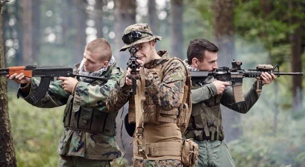 Gruppe Von Soldaten Auf Der Gegenseite Feiert Den Frieden Nach — Stockfoto