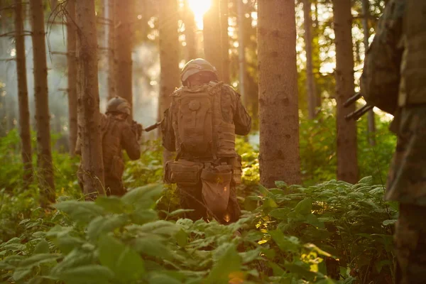 Escuadrón Soldados Guerra Moderna Corriendo Como Equipo Formación Batalla —  Fotos de Stock