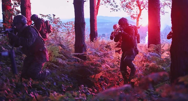 Askerler Gece Görevi Militer Konsepti Üzerinde Çalışıyor — Stok fotoğraf