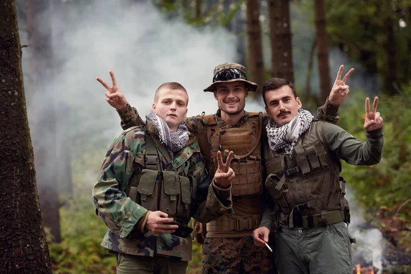 Groep Soldaten Oppositie Die Vrede Vieren Strijd — Stockfoto