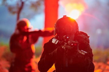 Askerler gece görevi militer konsepti üzerinde çalışıyor.