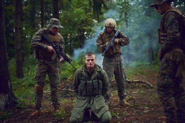 Askerler teröristleri canlı ele geçirdi ve onlara karşı şiddet içeren özel taktiklerle sorguladı.