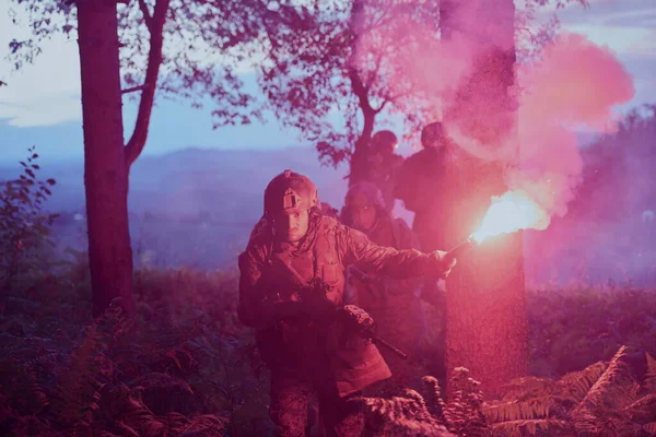 Askerler Gece Görevi Militer Konsepti Üzerinde Çalışıyor — Stok fotoğraf