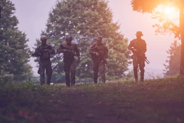 Soldaten Trupp Geht Nach Kampf Entspannt Spazieren — Stockfoto