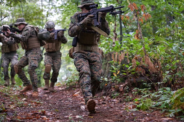 Modern Warfare Soldiers Squad Running Team Battle Formation — Stock Photo, Image