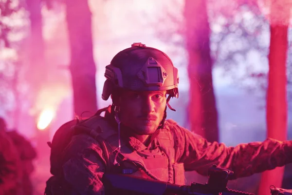 Askerler Gece Görevi Militer Konsepti Üzerinde Çalışıyor — Stok fotoğraf