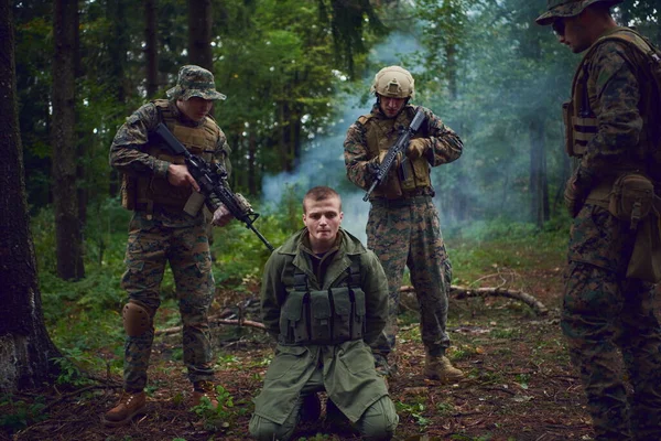 Askerler teröristleri canlı ele geçirdi ve onlara karşı şiddet içeren özel taktiklerle sorguladı.