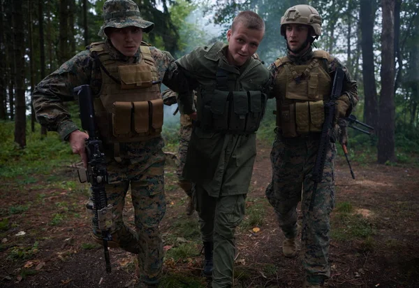 Marines Guerra Moderna Capturan Soldado Terrorista Vivo Ataque Forestal —  Fotos de Stock