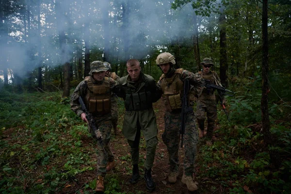 Marines Guerra Moderna Capturan Soldado Terrorista Vivo Ataque Forestal — Foto de Stock