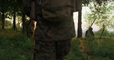 Ormandaki bir grup insan