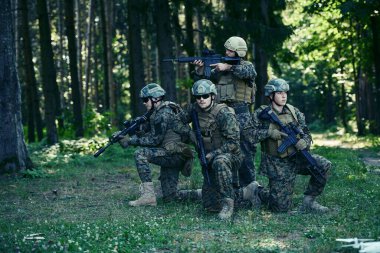 Asker savaşçılar silahlarla birlikte duruyorlar. Amerikan ordusunun seçkin üyelerinin grup portresi, özel askeri şirket çalışanları, anti-terör ekibi.