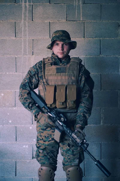 Retrato Soldado Con Equipo Táctico Del Ejército Protección Contra Pared — Foto de Stock