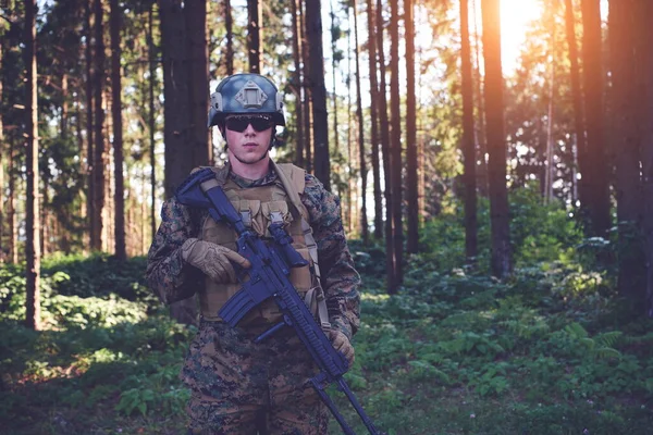 Soldatporträtt Med Skyddsarméns Taktiska Redskap Och Vapen Skogen — Stockfoto