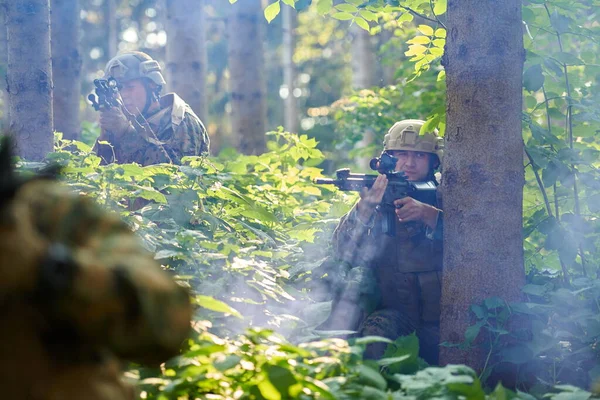 Çağdaş Savaş Askeri Çarpışma Pozisyonunda Lazer Görüşlü Optikleri Hedefliyor Savaşta — Stok fotoğraf