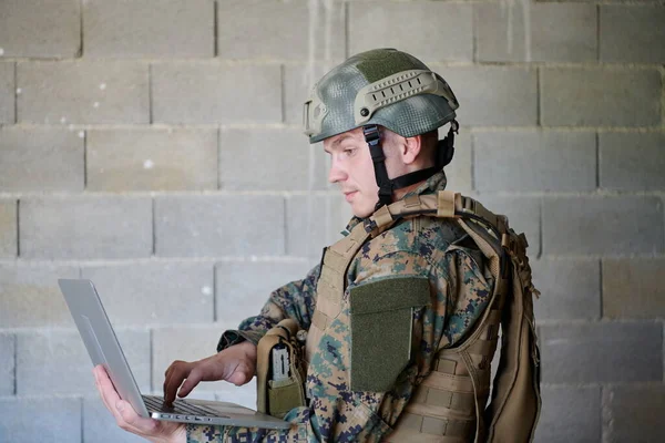 Soldado Americano Uniforme Militar Usando Computador Portátil Para Controle Drones — Fotografia de Stock