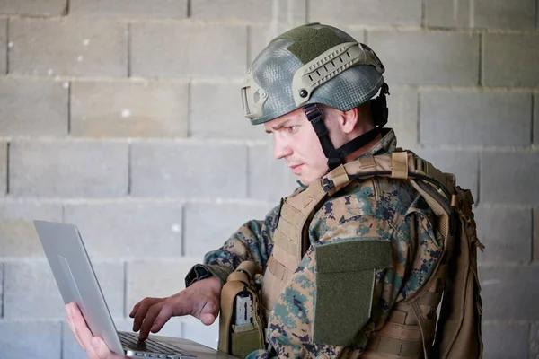 無人機を制御し 友人や家族と連絡を取り合うためにラップトップコンピュータを使用して軍の制服を着たアメリカの兵士 — ストック写真