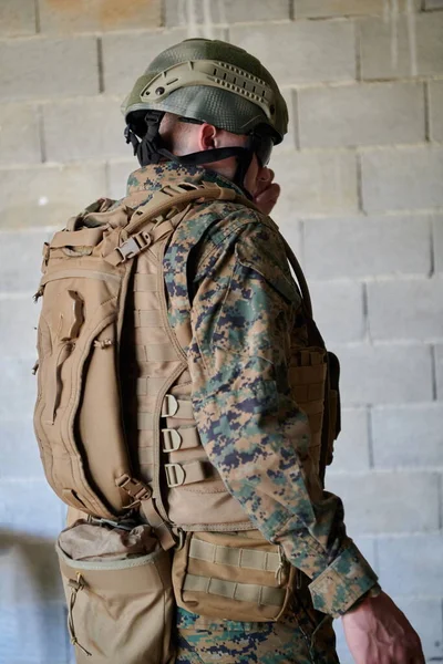 Retrato Soldado Con Equipo Táctico Del Ejército Protección Contra Pared — Foto de Stock