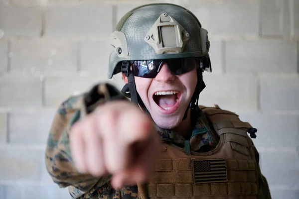 군인이 손가락으로 가리키며 소리를 지릅니다 — 스톡 사진