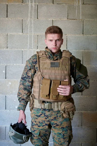 Retrato Soldado Con Equipo Táctico Del Ejército Protección Contra Pared — Foto de Stock