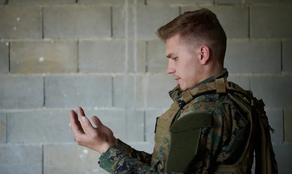 Soldado Musulmán Rezando Oración Islámica Traditinal — Foto de Stock