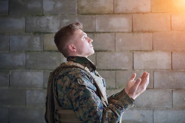 Soldado Musulmán Rezando Oración Islámica Traditinal — Foto de Stock