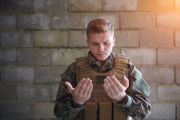 Μουσουλμάνος Στρατιώτης Προσεύχεται Παραδοσιακά Ισλαμική Προσευχή — Φωτογραφία Αρχείου