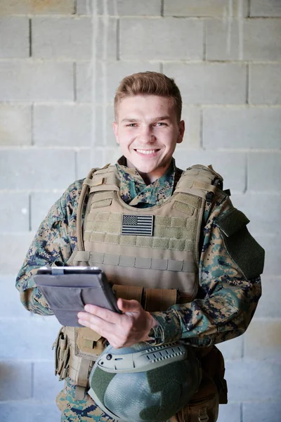 Soldado Usando Computador Tablet Contra Parede Tijolo Velho — Fotografia de Stock