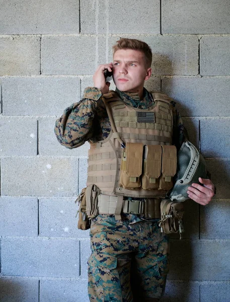 Στρατιώτης Που Χρησιμοποιεί Smartphone Και Καλεί Την Οικογένεια Και Τους — Φωτογραφία Αρχείου