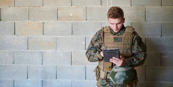 Soldado Usando Computador Tablet Contra Parede Tijolo Velho — Fotografia de Stock