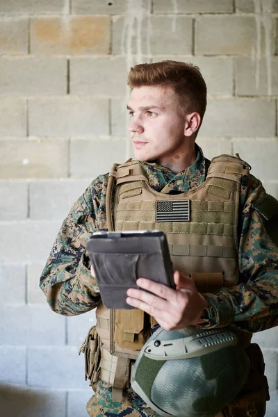 Στρατιώτης Που Χρησιμοποιεί Υπολογιστή Tablet Ενάντια Παλιό Τοίχο Από Τούβλα — Φωτογραφία Αρχείου